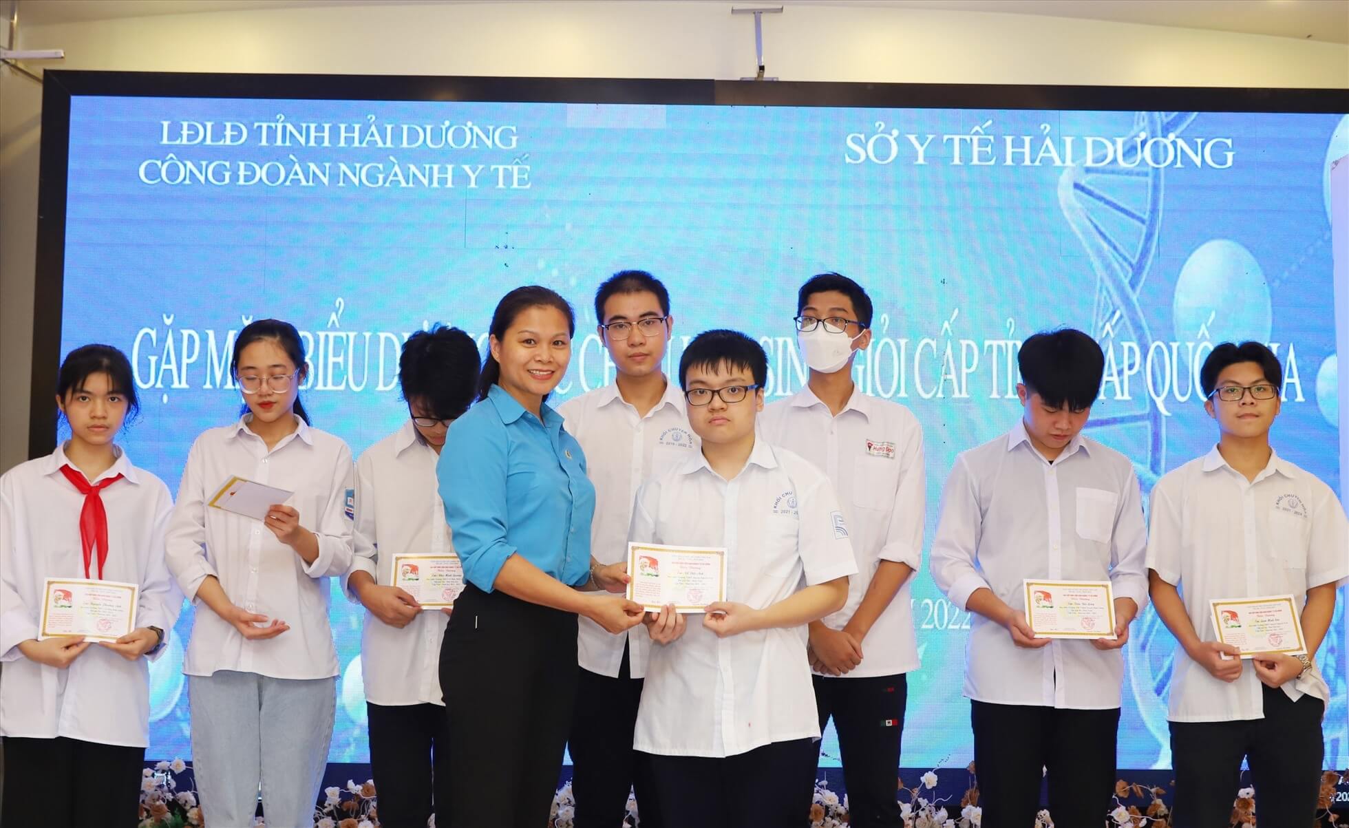 Công đoàn Ngành Y tế Hải Dương tổ chức lễ báo công, gặp mặt, biểu dương trao thưởng 38 con em cán bộ, đoàn viên, CNVC LĐ Ngành Y tế là học sinh giỏi cấp tỉnh, cấp Quốc gia năm học 2021-2022.