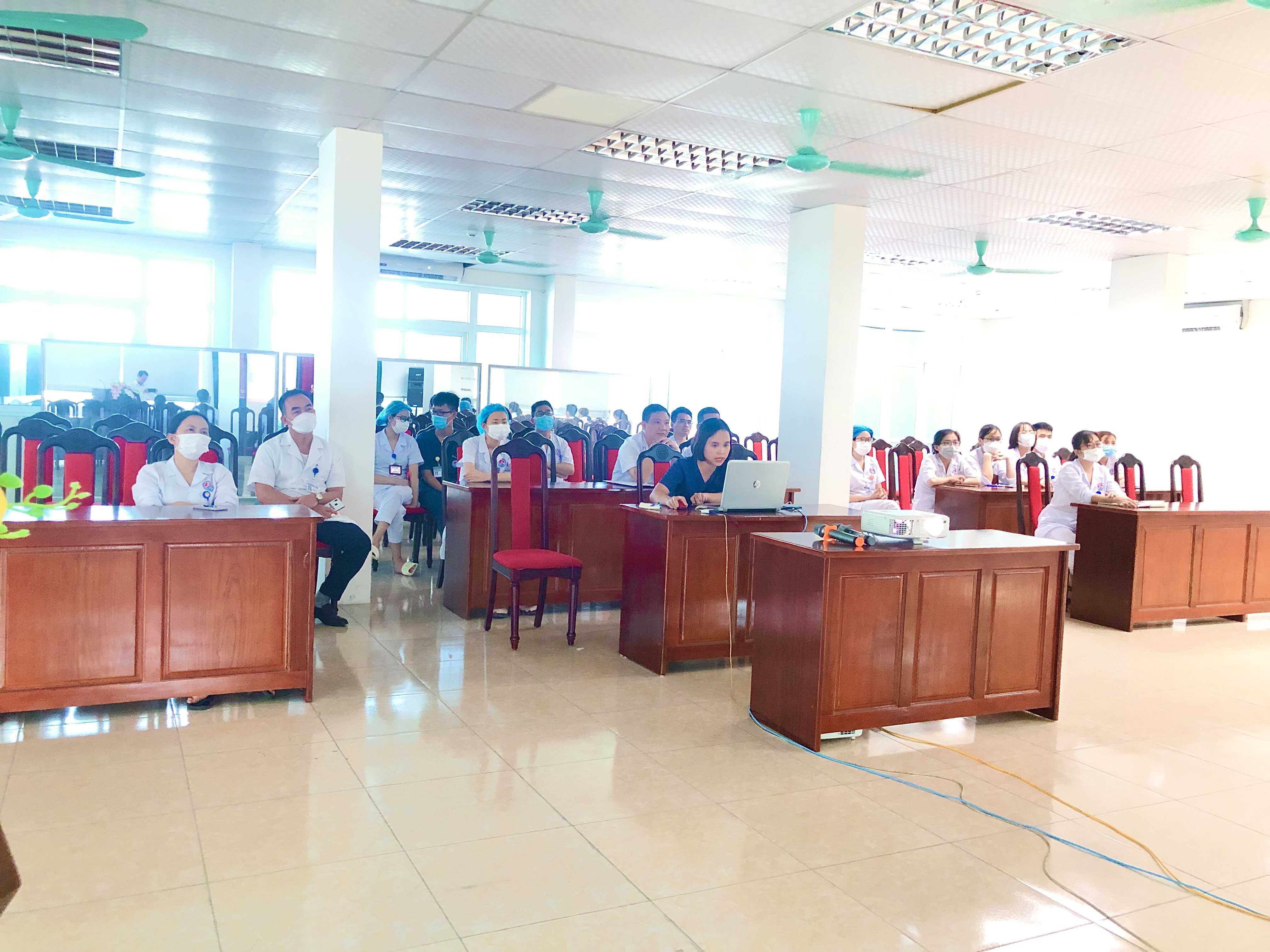 Một ca bệnh nặng được hội chẩn trực tuyến với tuyến Trung ương.