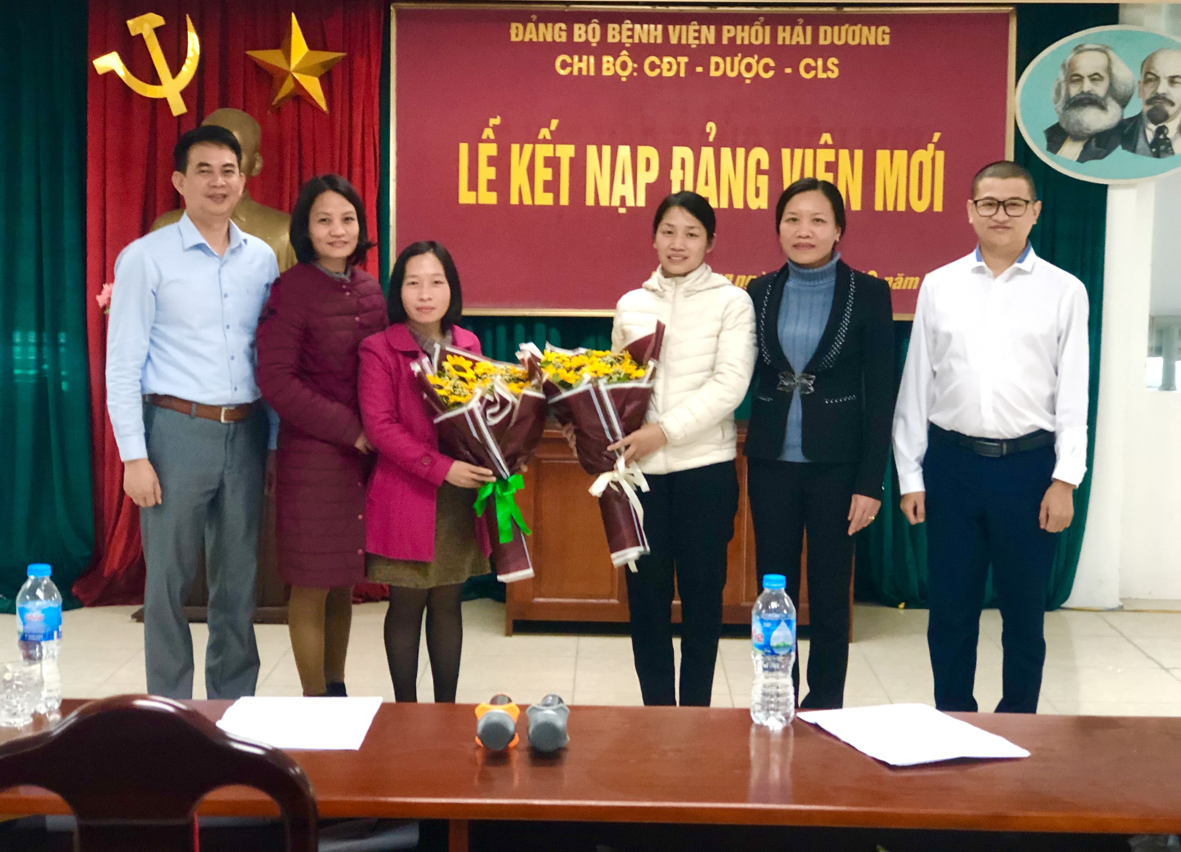 Tổ chức lễ kết nạp Đảng viên mới