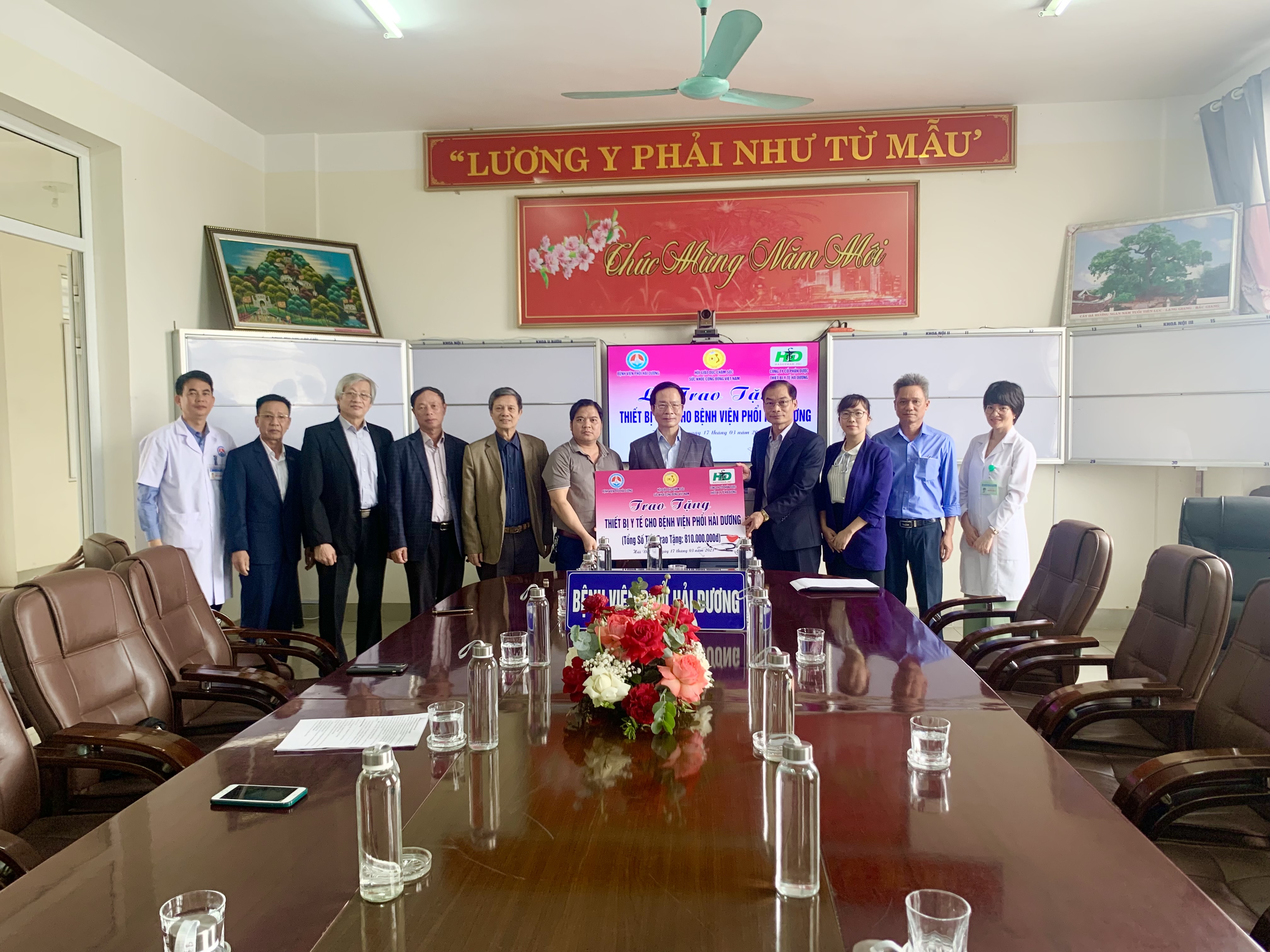 Bệnh viện Phổi Hải Dương tiếp nhận tài trợ trang thiết bị y tế.