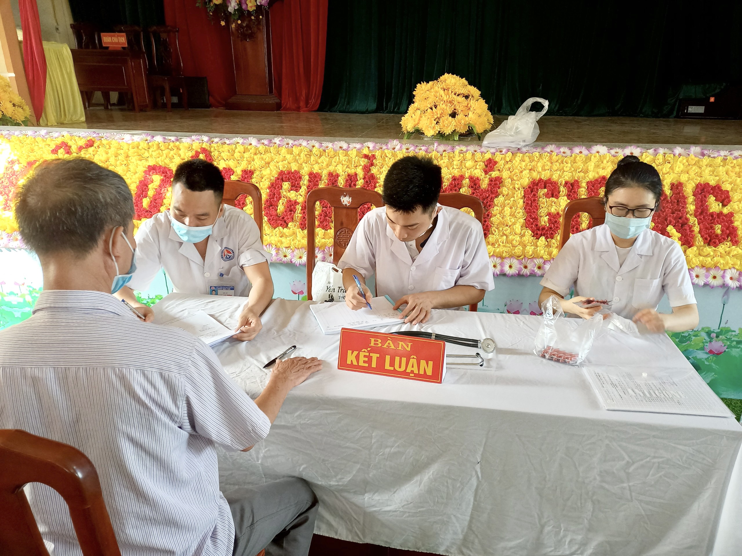 Bệnh viện Phổi Hải Dương khám sàng lọc các bệnh đường hô hấp và phát hiện chủ động bệnh nhân lao tại Gia Lộc.