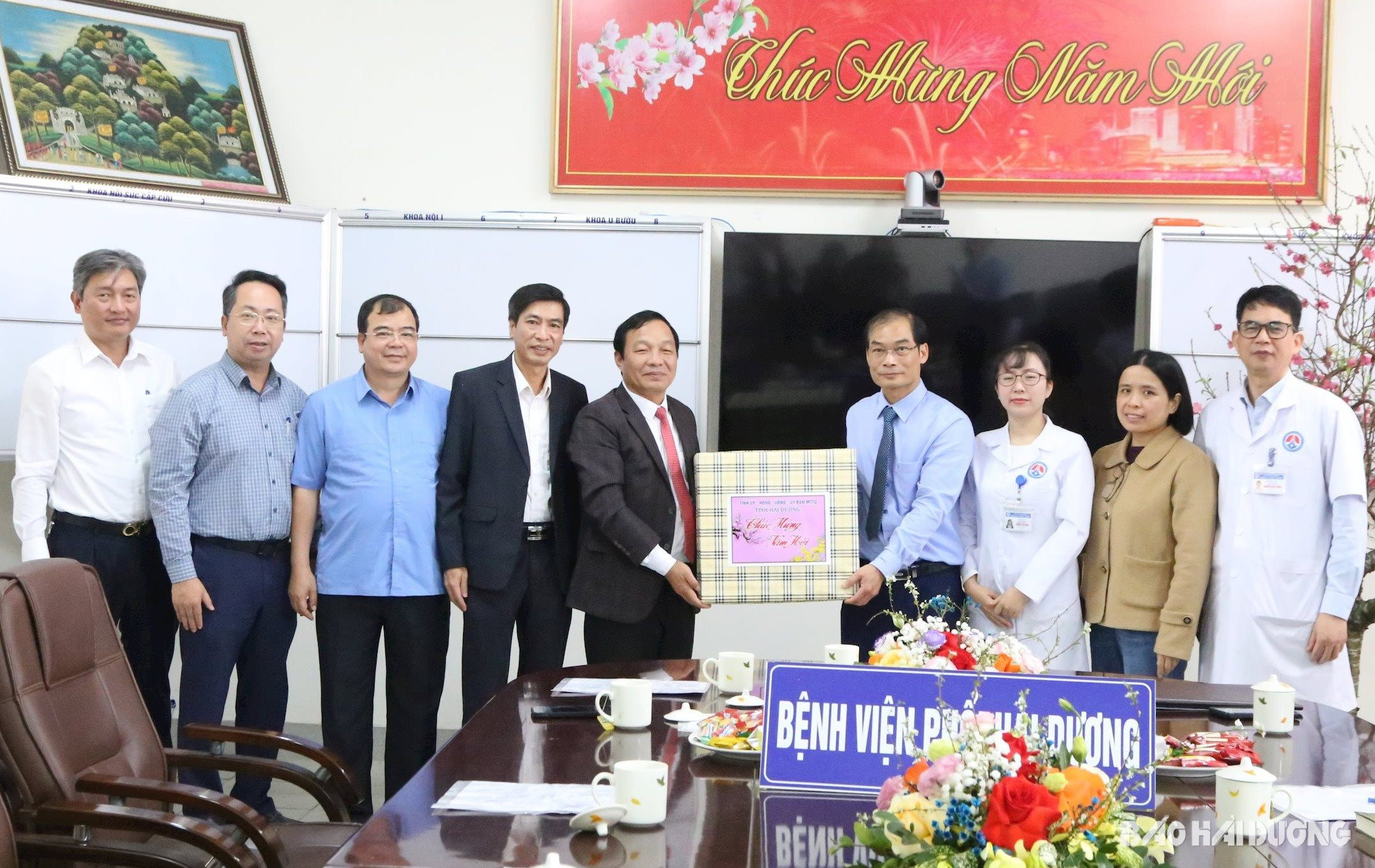 Đồng chí Phó Bí thư Thường trực Tỉnh ủy Hải Dương Lê Văn Hiệu động viên một số đơn vị trực Tết