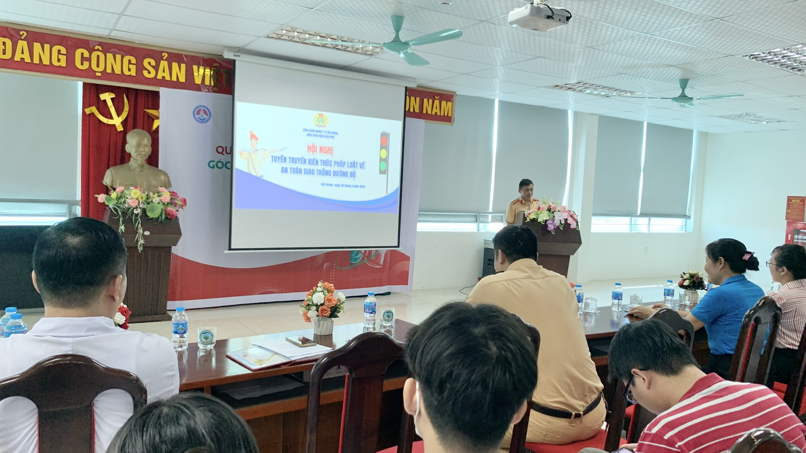 Tổ chức Hội nghị tuyên truyền, phổ biến pháp luật về giao thông đường bộ cho cán bộ, nhân viên y tế và người lao động toàn bệnh viện.