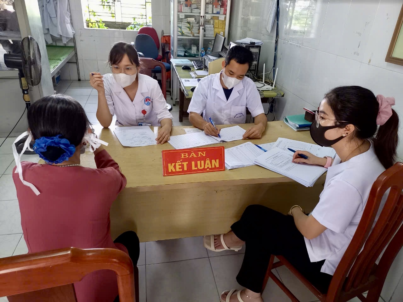 Bệnh viện Phổi Hải Dương khám tầm soát phát hiện các bệnh về phổi tại các xã, thị trấn của huyện Kim Thành.