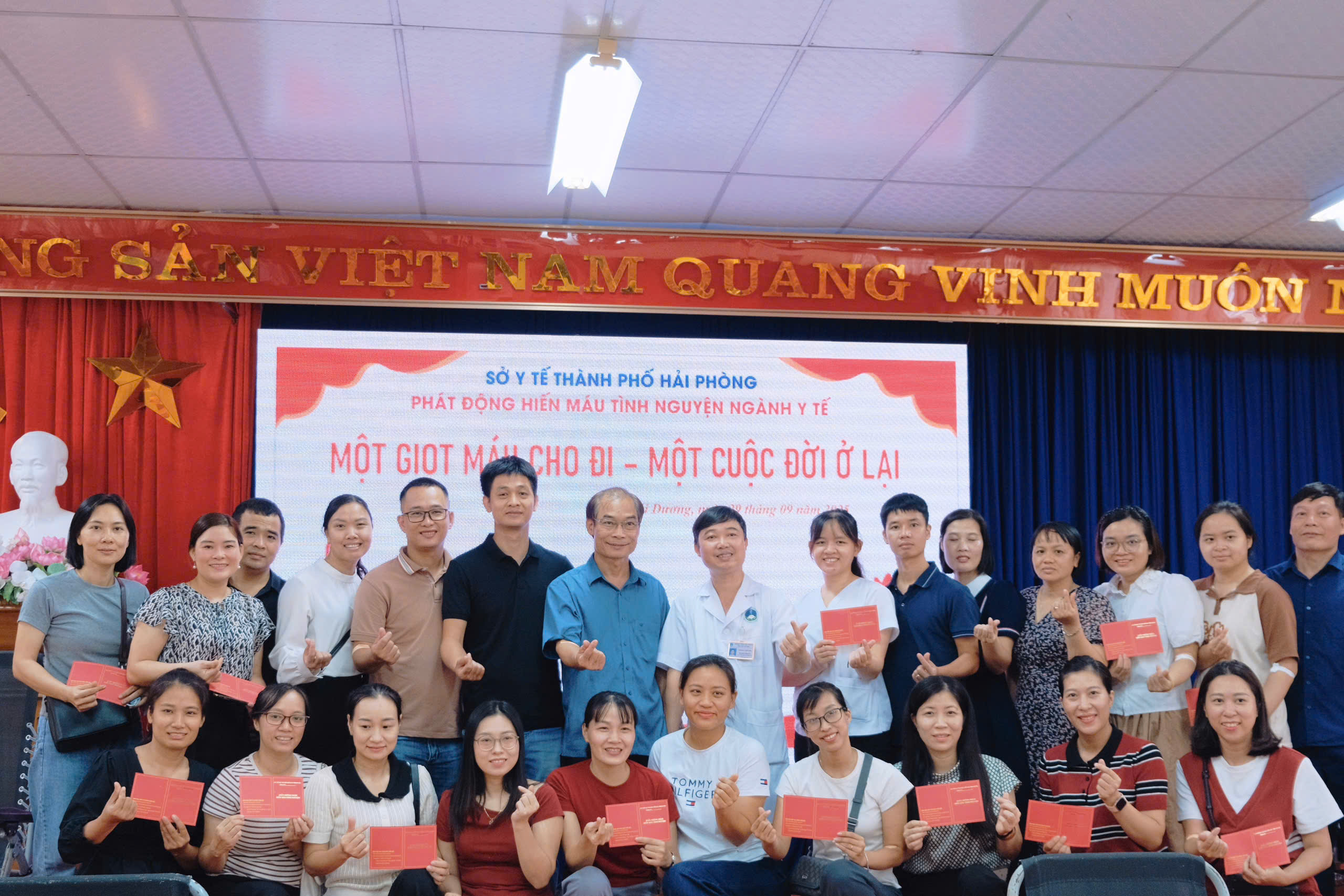 Lãnh đạo và cán bộ y tế Bệnh viện Phổi Hải Dương tham gia hiến máu tình nguyện