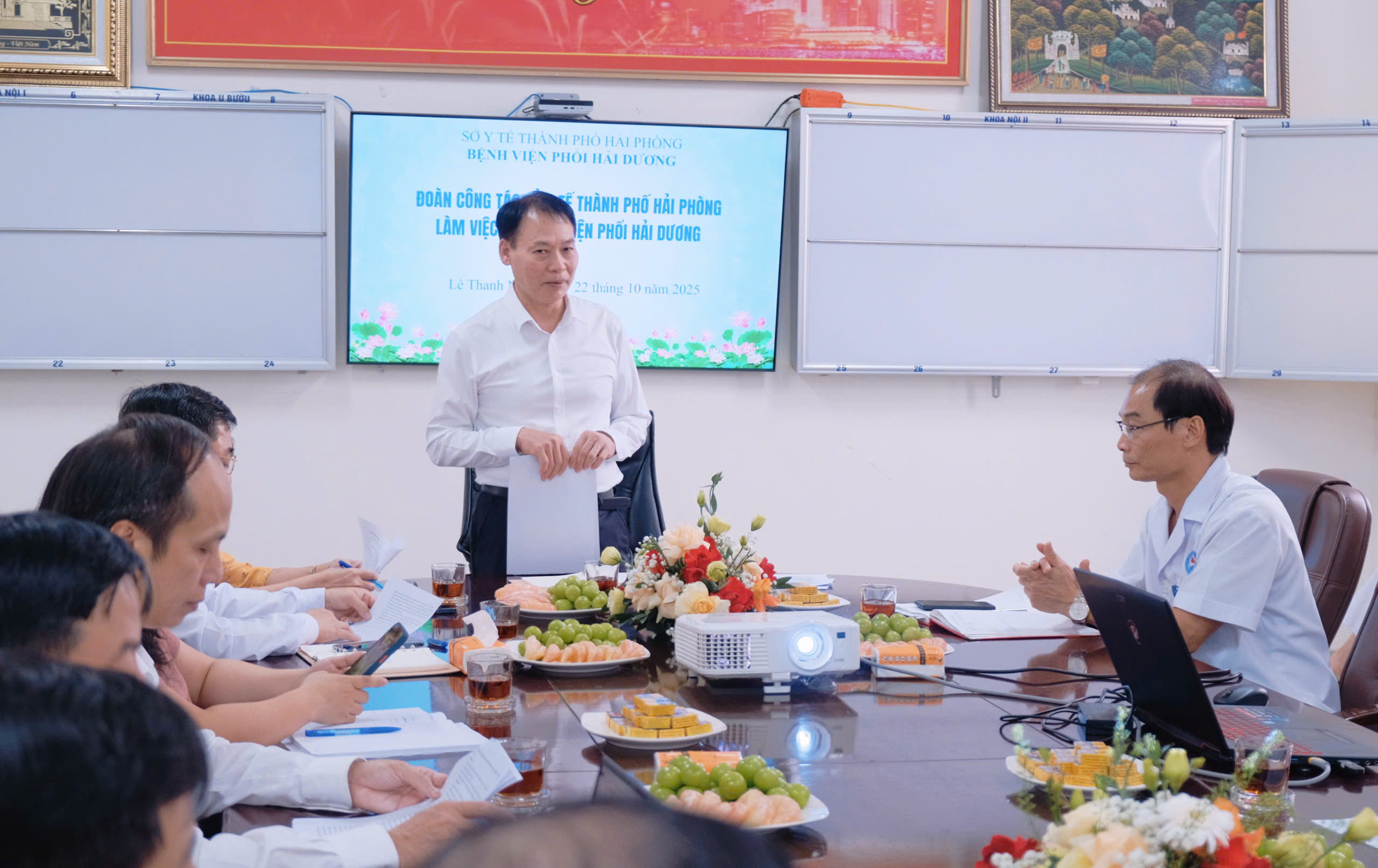 Đoàn công tác của Sở Y tế thành phố Hải Phòng do giám đốc Lê Minh Quang dẫn đầu làm việc tại Bệnh viện Phổi Hải Dương